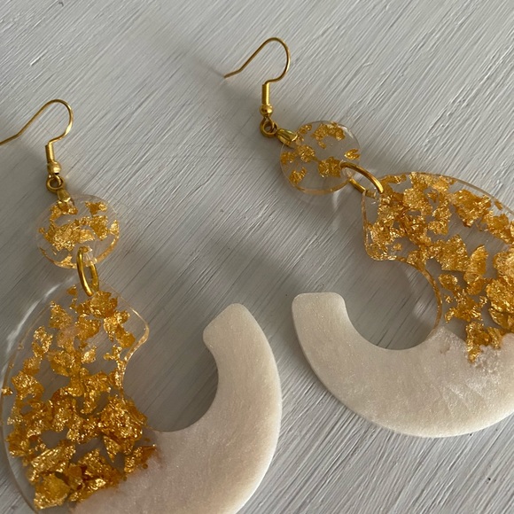 White & Gold leaf resin earrings - Picture 2 of 4